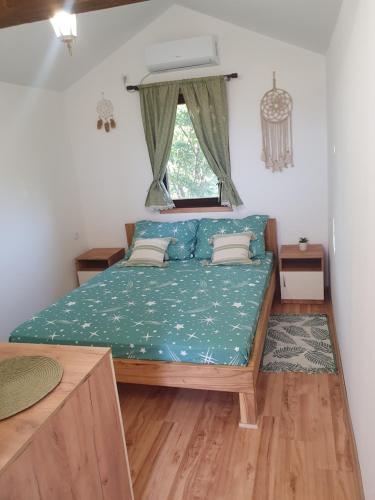 TemerinBungalov Lenka的一间小卧室,配有一张带窗户的床