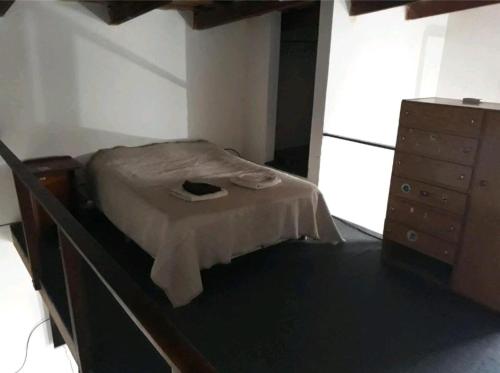 Villa CubasLoft centrico的一间小卧室,配有一张床和一个梳妆台