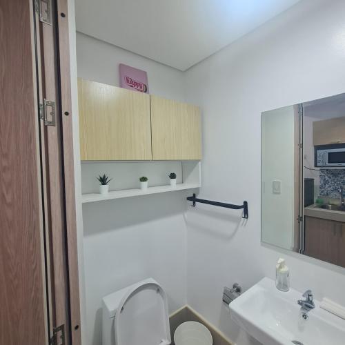 达斯马里尼亚斯Homely Green 2 Residences T2的白色的浴室设有卫生间和水槽。