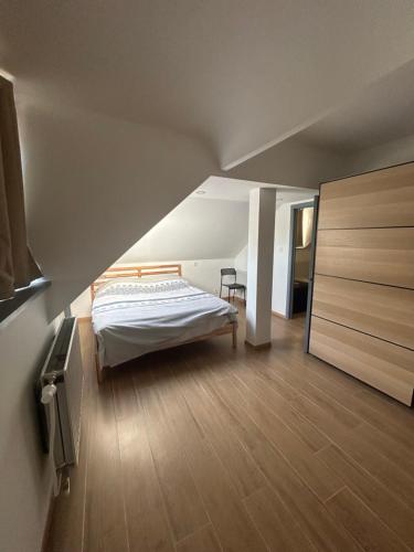 布鲁塞尔Elegance & Comfort Brand New Apartment near to Atomium的阁楼卧室配有床