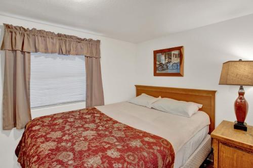 弗雷德里克斯堡Peach Cabin的一间卧室设有一张床和一个窗口
