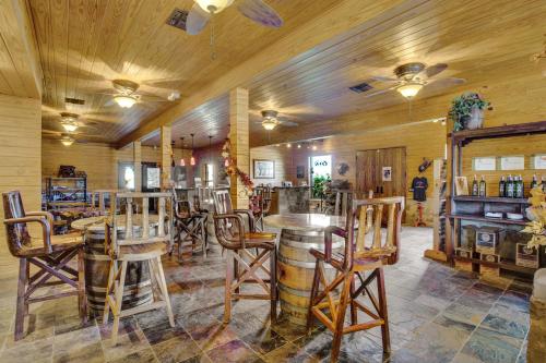 弗雷德里克斯堡Olive Cabin的一间酒吧,在房间内配有木凳和桌子