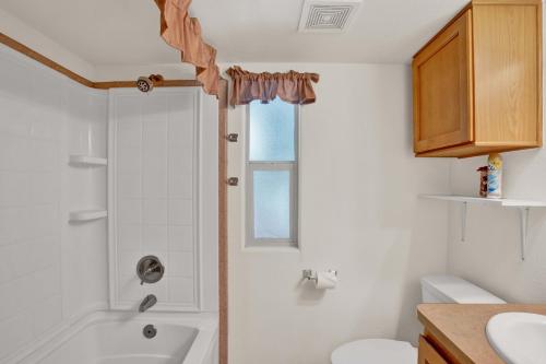 弗雷德里克斯堡Fig Cabin的带淋浴、卫生间和盥洗盆的浴室