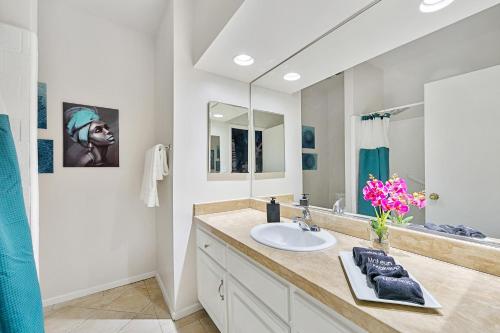 洛杉矶Beverly Hills Chic 2 bed 2bath with Patio and Parking 309的一间带水槽和镜子的浴室