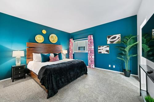洛杉矶Beverly Hills Chic 2 bed 2bath with Patio and Parking 309的一间拥有蓝色墙壁和一张大床的卧室