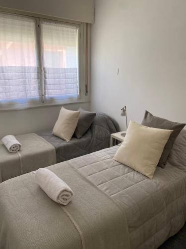 科洛尼亚-德尔萨克拉门托Casa Blanca的一间卧室设有两张床和窗户。