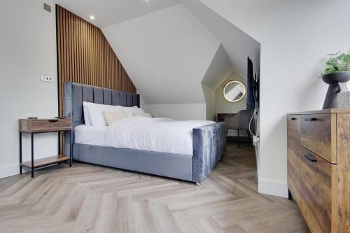 伯恩茅斯Mount Lodge的一间卧室配有一张大床和一个梳妆台