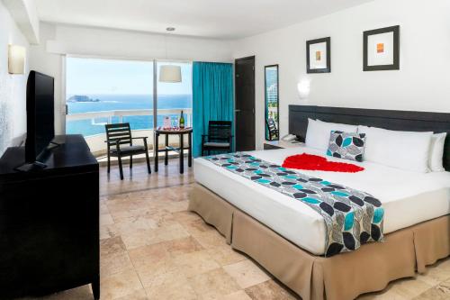 伊斯塔帕克里斯塔尔伊斯塔帕酒店的一间卧室配有一张床,享有海景