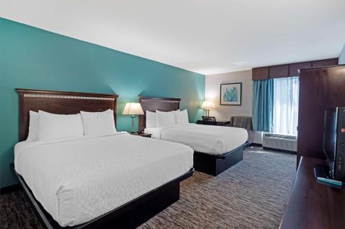 康垂赛德大芝加哥地区贝斯特韦斯特酒店-乡村店的酒店客房设有两张床和一台平面电视。