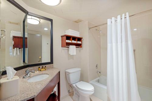 康垂赛德大芝加哥地区贝斯特韦斯特酒店-乡村店的浴室配有卫生间、盥洗盆和淋浴。
