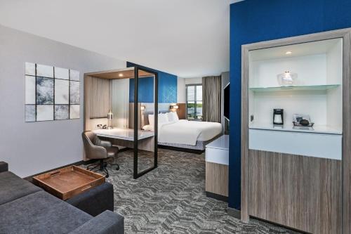 莱克韦SpringHill Suites by Marriott Austin West/Lakeway的酒店客房,配有床和沙发