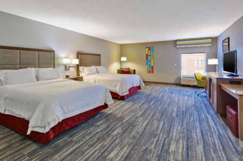 希布伦汉普顿酒店辛辛那提机场北店的酒店客房设有两张床和一台平面电视。
