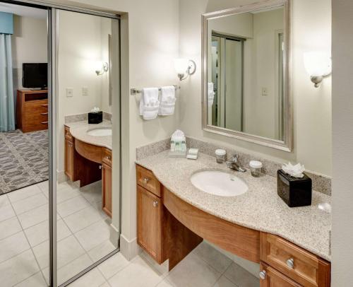 欧文欧文-DFW机场希尔顿惠庭套房酒店的浴室设有2个水槽和镜子