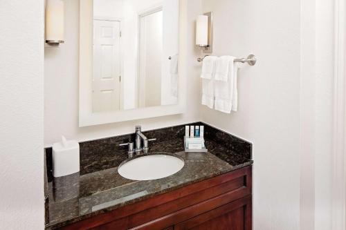 达拉斯达拉斯市场中心希尔顿惠庭套房酒店的一间带水槽和镜子的浴室