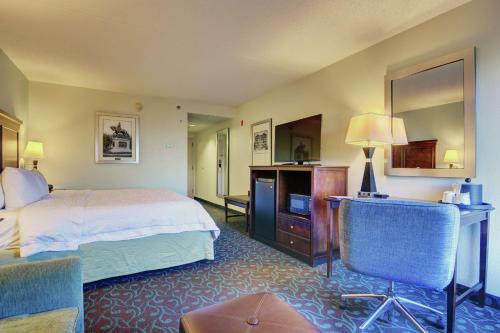 朴茨茅斯朴茨茅斯中心汉普顿酒店的酒店客房,配有床和电视