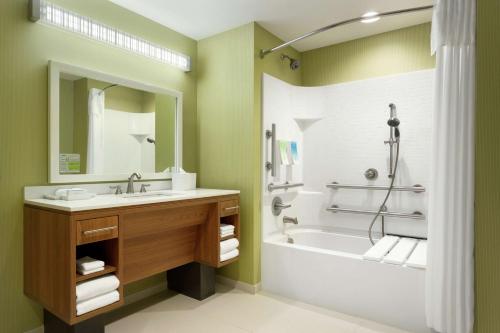 里奇兰Home2 Suites By Hilton Richland的一间带水槽、浴缸和淋浴的浴室