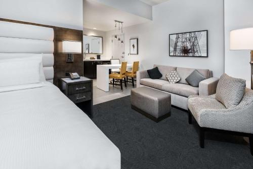 休斯顿凯蒂希尔顿合博套房酒店的酒店客房设有床和客厅。