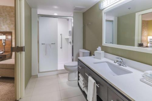 堪萨斯城堪萨斯城市中心第2家园套房酒店的一间带水槽、卫生间和镜子的浴室