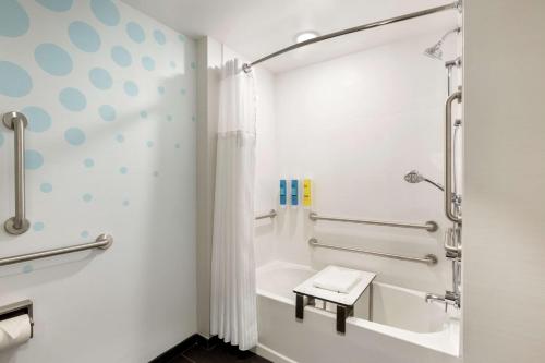 威奇托Tru By Hilton Wichita Northeast的带浴缸、卫生间和淋浴的浴室。