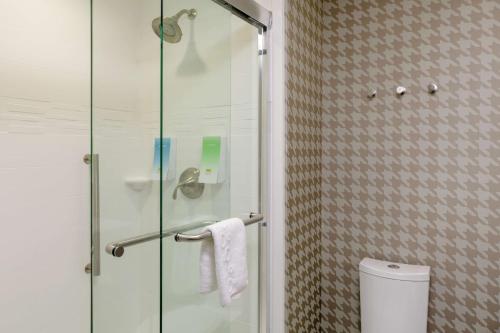 柯林斯堡Home2 Suites By Hilton Fort Collins的带卫生间的浴室内的玻璃淋浴间