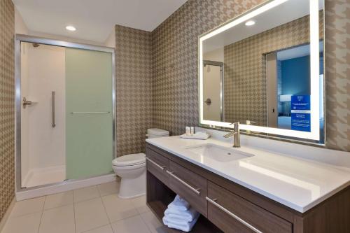 土桑Home2 Suites By Hilton Tucson Airport, Az的一间带水槽、卫生间和镜子的浴室