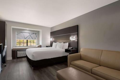 圣安东尼奥Best Western SeaWorld San Antonio的酒店客房,配有床和沙发