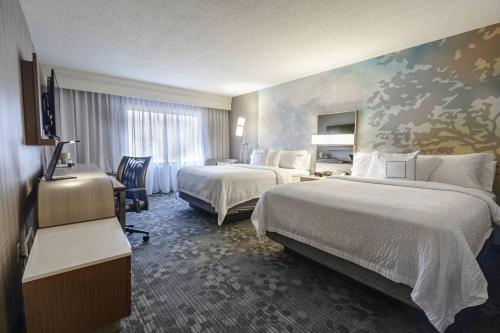 威洛比克利夫兰威洛比万怡酒店的酒店客房设有两张床和窗户。