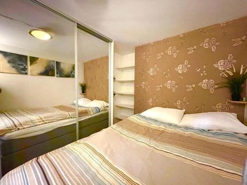 特隆赫姆Venus super Central Apartment !的一间卧室配有两张床和镜子