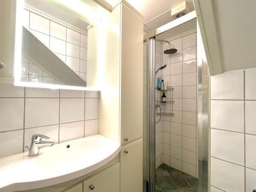 特隆赫姆Venus Central apartment, Free Parking !的一间带水槽和淋浴的浴室