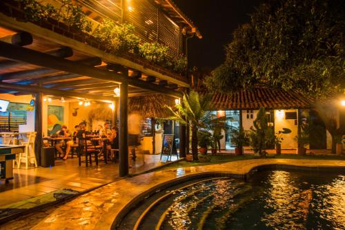 圣玛尔塔Dreamer Santa Marta的夜间带游泳池的度假村