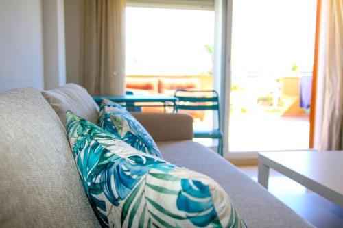圣路易斯·德·萨比尼尔Ático con gran terraza a 50 metros de la playa de Casares的客厅配有带蓝白色枕头的沙发