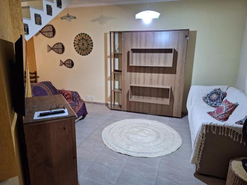 帕拉蒂Casa em Paraty - RJ Cond. Fechado的小房间设有床和木门