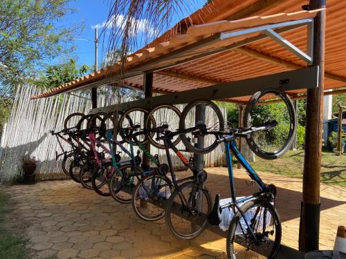 蓬蒂诺瓦Glamping pousada lagoa seca的停在架子上的一排自行车