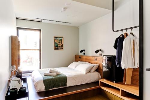 墨尔本Central Club Hotel - North Melbourne的一间卧室配有一张床和一台电视。