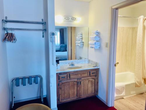 索科罗San Miguel Inn的一间带水槽和镜子的浴室