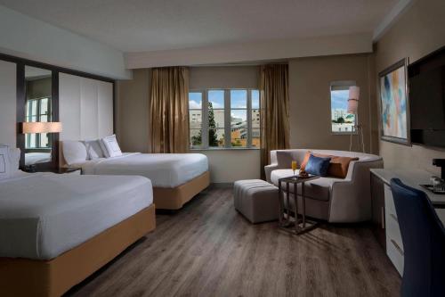 迈阿密海滩迈阿密南海滩万怡酒店的酒店客房,设有两张床和一张沙发