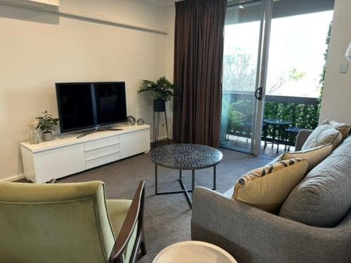 阿德莱德Adelaide Dress Circle Apartments - Archer Street的带沙发和电视的客厅