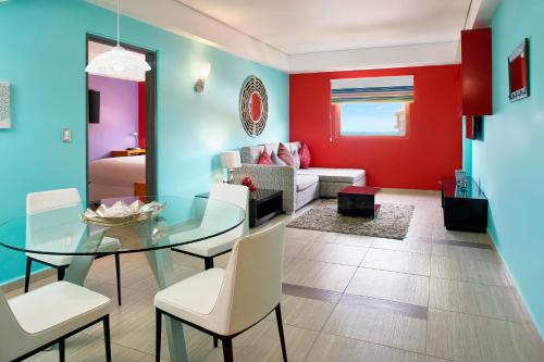 坎昆雅乐轩坎昆酒店的客厅配有玻璃桌和沙发