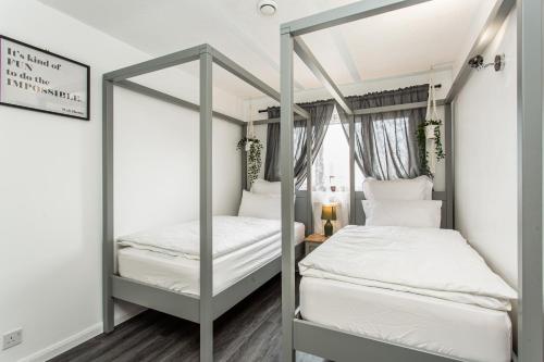 GoodmayesUnique Vintage Apartments的一间卧室配有两张双层床和镜子