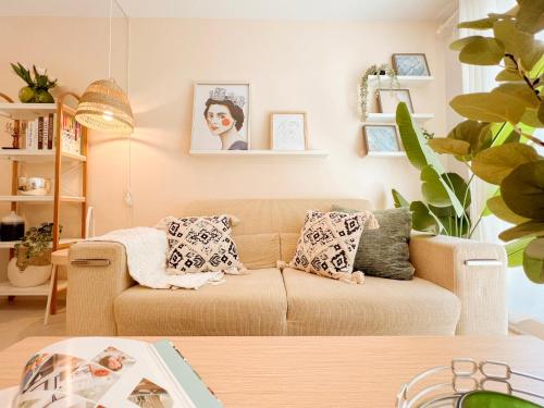 蒙特利尔Mila Suites的客厅配有沙发和桌子