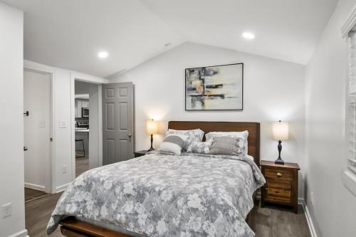 亚特兰大Spacious & Charming House in Heart of Atlanta的白色卧室配有一张大床和两盏灯。
