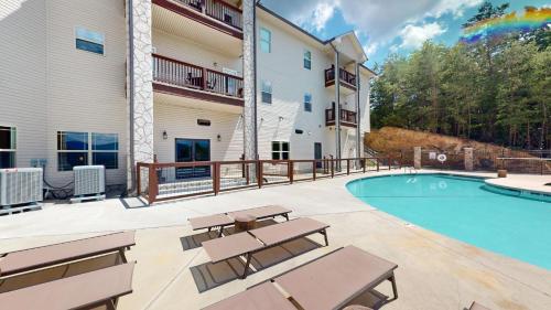 鸽子谷Viewpoint Condominiums的一个带游泳池和庭院家具的庭院