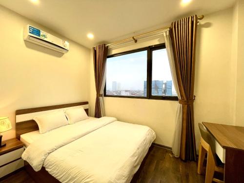 河内NINE HOUSING Buoi Street的一间小卧室,配有床和窗户