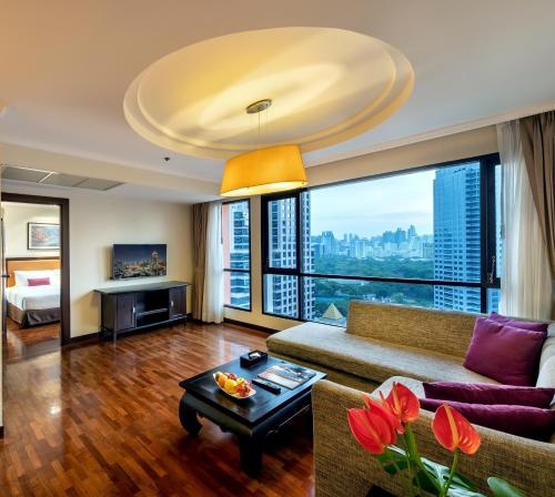 曼谷Bandara Silom Suites, Bangkok的客厅配有沙发和桌子