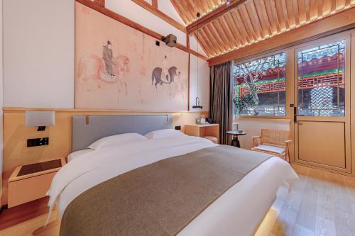 北京馨香雅苑四合院（北京天安门王府井店）的一间卧室设有一张大床和一个大窗户
