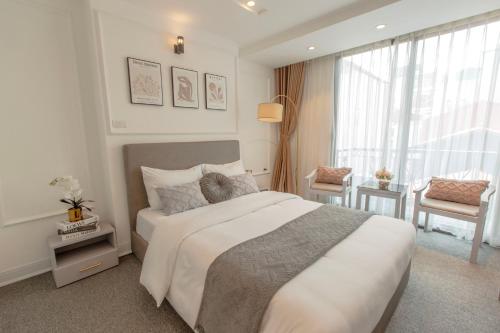 河内Keypad Hotel - 87 Nguyễn Khang的白色的卧室设有一张大床和一个窗户