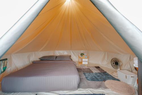 ฮิมสวนโฮมสเตย์的帐篷内的一张床