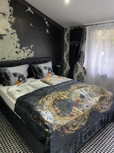 温特贝格VIP Haus Winterberg的一间卧室配有一张壁画床