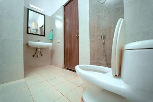 安君纳Atulyam Villa- Anjuna的一间带卫生间、水槽和镜子的浴室