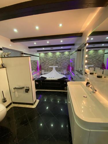 温特贝格VIP Haus Winterberg的浴室配有盥洗盆和浴缸。